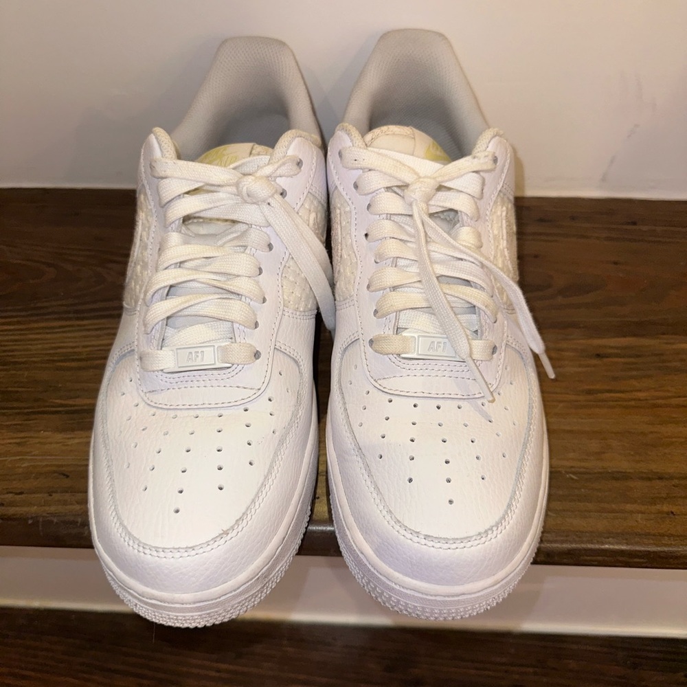 WOMEN'S NIKE AIR FORCE 1 LOW CASUAL SHOES